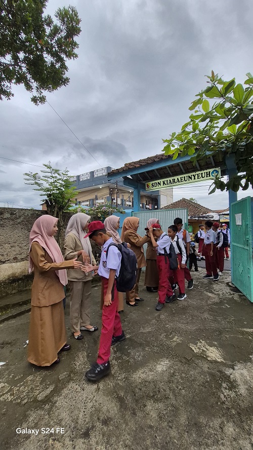 Kepala Sekolah dan Guru SD Kiaraeunyeuh Desa Banyusari Sambut Siswa dengan Menebar Senyum